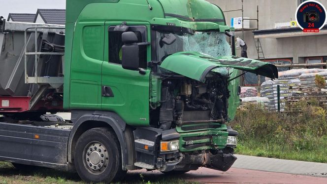 Dramat w Wołominie. Ciężarówka wjechała w dom, jedna osoba ranna