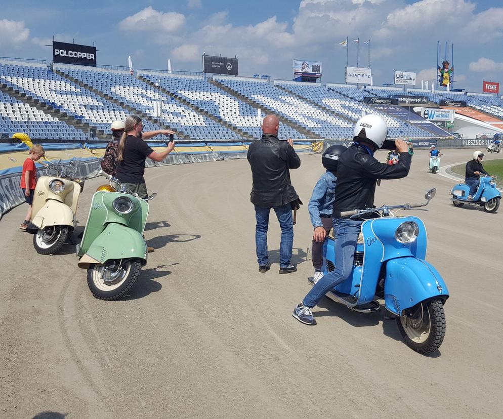 Osy kręciły kółka na stadionie żużlowym w Lesznie. Ogólnopolski zlot skuterów Osa Osieczna-Leszno 