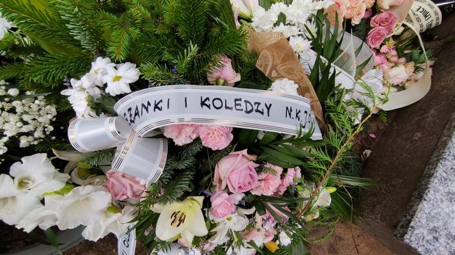 Grób nauczycielki, która odebrała sobie życie utonął w kwiatach