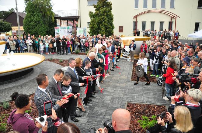 Rynek w Ćmielowie z dużymi filiżankami. Było huczne otwarcie