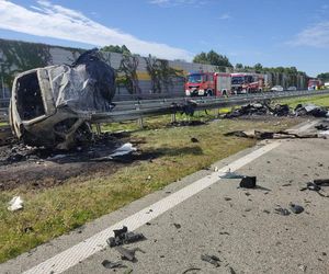 Śmiertelny wypadek na S8 pod Pabianicami. Kierujący BMW jechał pod prąd i huknął w tira [ZDJĘCIA].