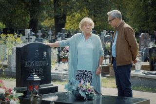 M jak miłość, odcinek 1836: Barbara (Teresa Lipowska), Jacek Milecki (Robert Gonera) na grobie Lucjana Mostowiaka (śp. Witold Pyrkosz)