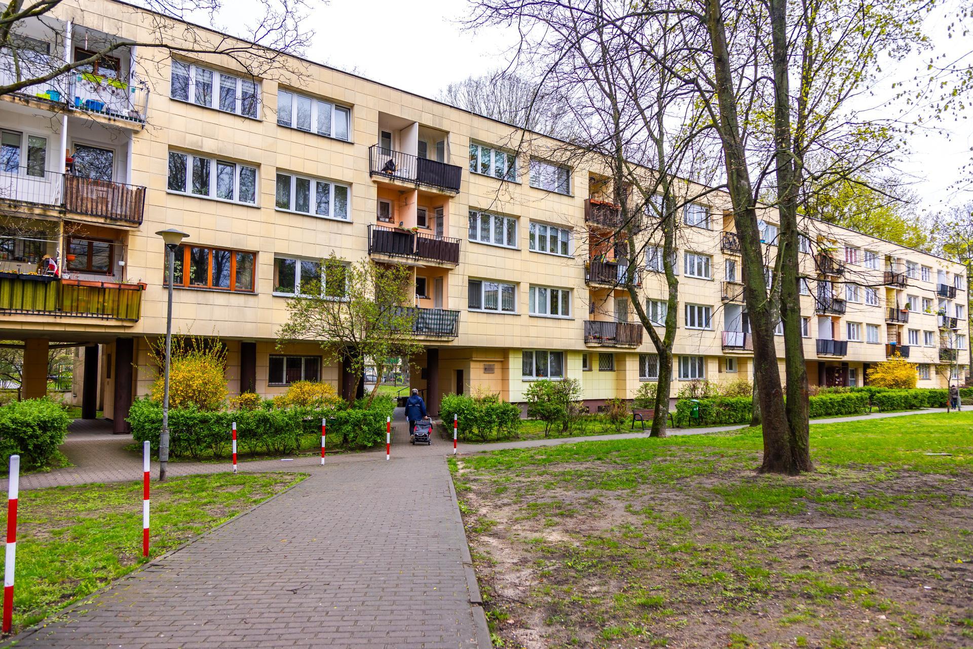 Osiedle WSM Koło II w Warszawie - zdjęcia. Pablo Picasso na ścianie i klatki schodowe typu ser