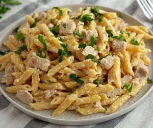 Lekki, sycący i błyskawiczny. Pyszny makaron z tym mięsem i delikatnym sosem smakuje każdemu 