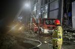 Kawle. Strażacy usuwają zniszczenia po pożarze hali przetwórstwa drobiu. W akcji robot gaśniczy i drony