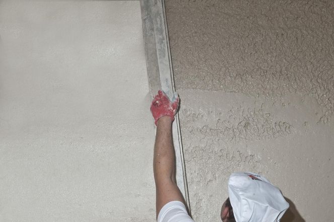 Rozprowadzenie narzuconego tynku