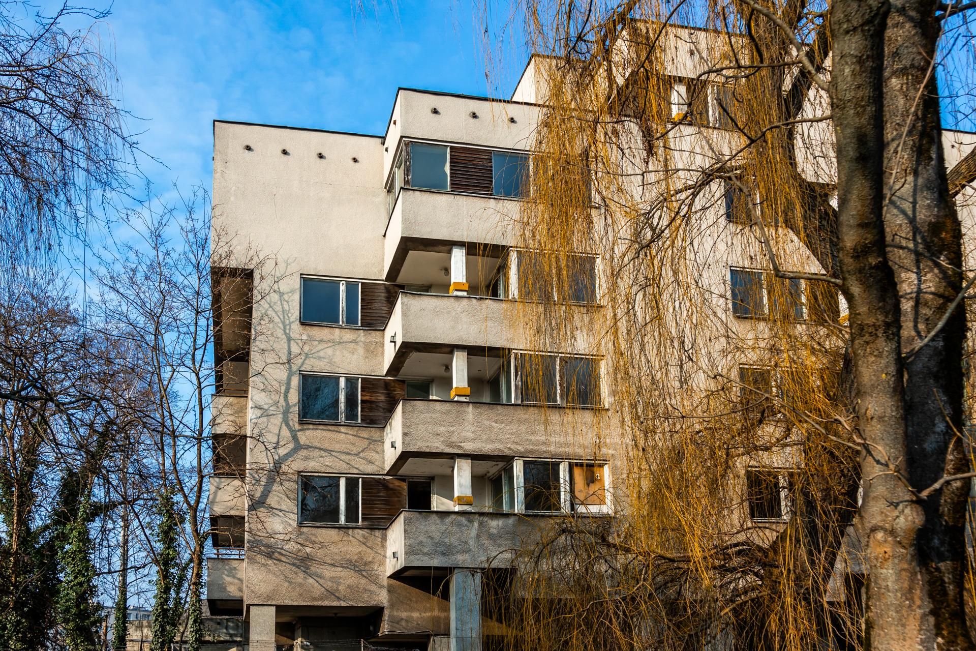 Szpiegowo, blok na Sobieskiego 100 w Warszawie