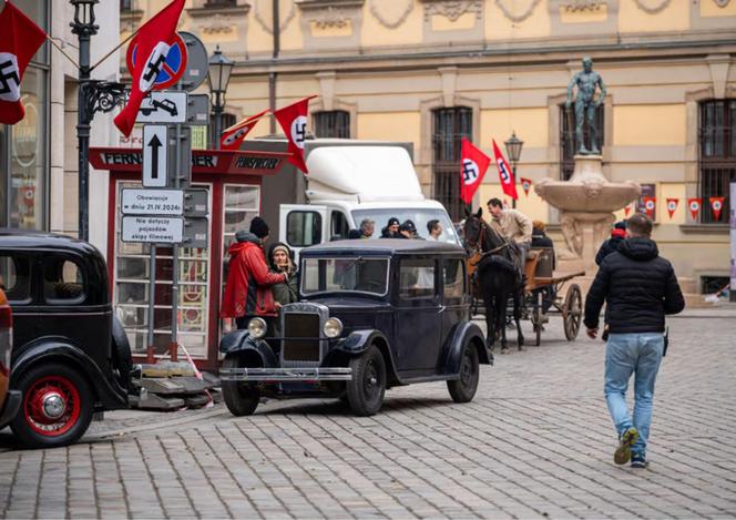 Wrocław zamienia się z powrotem w Breslau? Na ulicach miasta powstaje nowy serial. Zobacz, jak wygląda plan zdjęciowy [ZDJĘCIA]