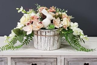 Jak ozdobić grób na Wielkanoc, by było pięknie i z klasą? Uniknij 3 popularnych błędów