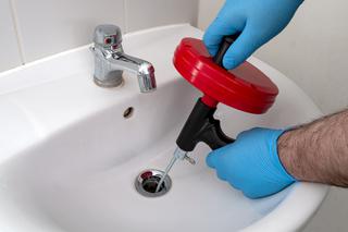 Jak czyścić syfon w umywalce lub zlewie? Przydatne gadżety