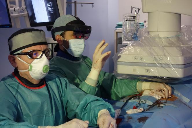Chirurdzy w specjalnych okularach, a sama operacja trochę jak science fiction. W Lublinie wykonano innowacyjny zabieg.