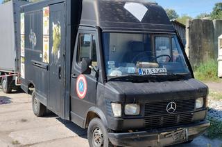 Drogowcy znów sprzedają wraki z ulicy. Wśród nich jest Chrysler w kwiatki