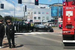 Kolizja na Sokołowskiej w Siedlcach. Jedno auto przewróciło się na bok