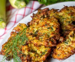 Siekane kotlety z kurczaka z cukinią i koperkiem. Przepis na pyszny obiad dla całej rodziny