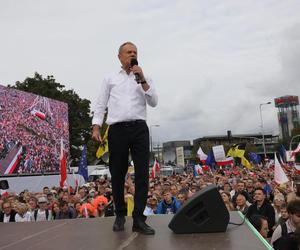 Ruszył Marsz Miliona Serc! Ogromne tłumy Polaków na ulicach Warszawy [ZDJĘCIA]