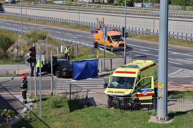 Śmiertelny wypadek z udziałem karetki! Kierowca nie miał szans