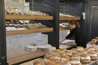 Tłusty Czwartek 2023. Warszawiacy stoją w gigantycznych kolejkach po swoje ulubione pączki!