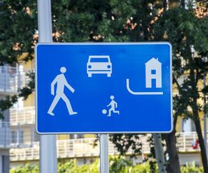 Jak uniknąć mandatu w strefie zamieszkania? Ten przepis wielu może zaskoczyć