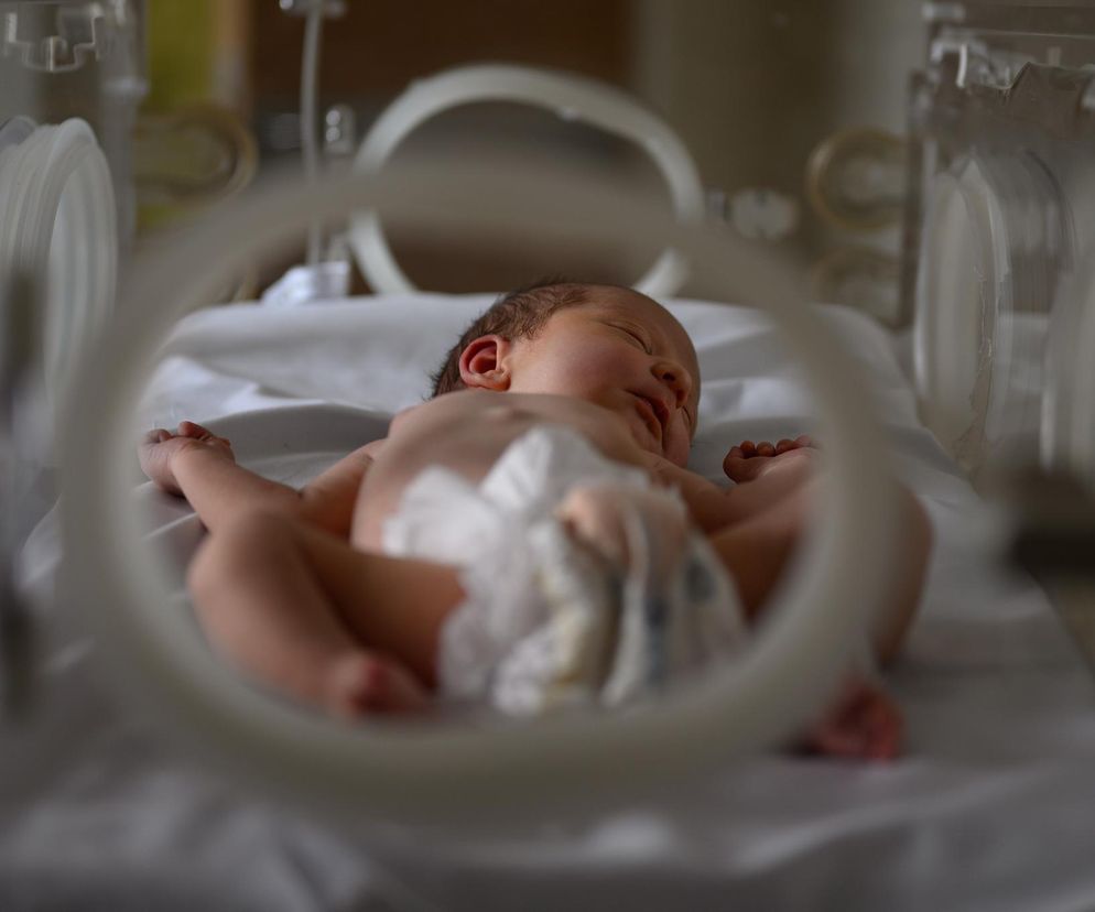 Pielęgniarka wiozła dziecko, wypadło na podłogę. Szpital chciał zatuszować sprawę