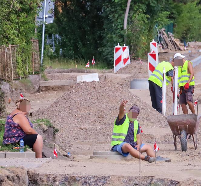 Kierowcy tkwią w korkach, robotnicy się śmieją. Sielankowy nastrój podczas remontu