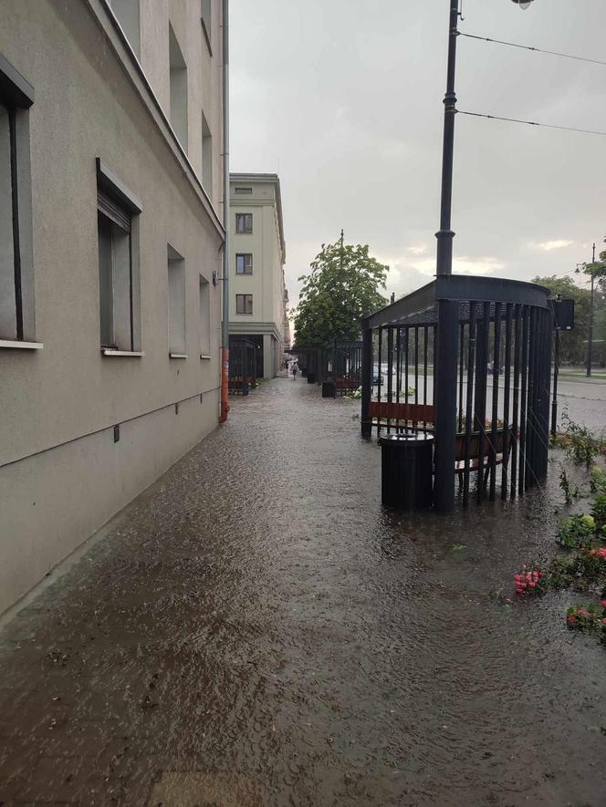  Łódź zalana po ulewie. Ulicami popłynęły strumienie wody [ZDJĘCIA]