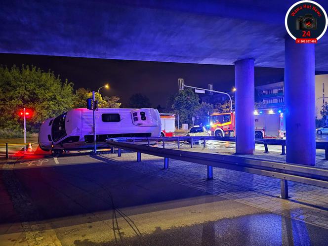 Fatalny wypadek w Warszawie. Bus wywrócił się na drodze, wielu rannych 