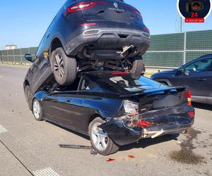  Gigantyczna kraksa pięciu samochodów na moście Południowym. Auto wjechało na dach drugiego!