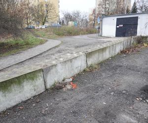 Mur Boniński na osiedlu Winiary