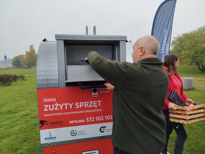 Dębowy Elektryczny Las został zasadzony nad Siedleckim zalewem w ramach programu Polska Stolica Recyklingu
