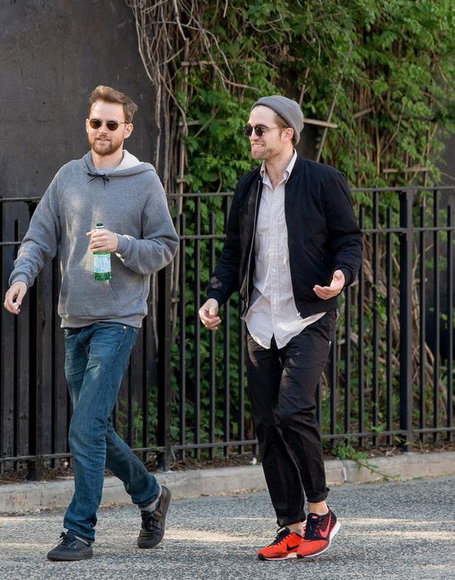 Robert Pattinson przyłapany na rowerze. Ale miał frajdę - nawet się uśmiechał! ;D ZDJĘCIA