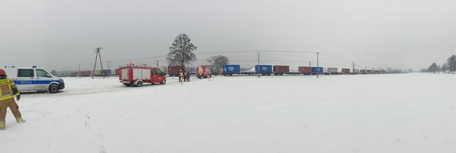 Zmiażdżone auto na przejeździe kolejowym w Dobromierzu! Jedna osoba jest ranna