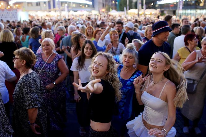 Potańcówka przed Teatrem Śląskim w Katowicach (09.08)