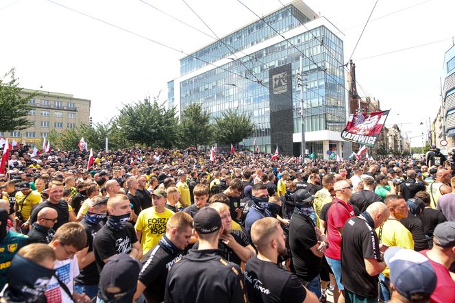 Protest przeciwko imigrantom.Tysiące kibiciów na ulicach Katowic