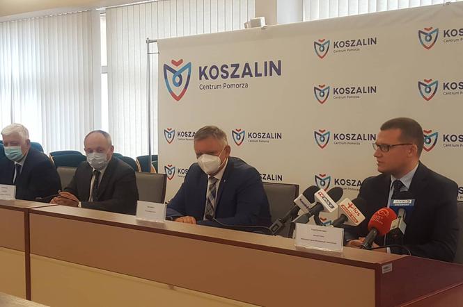 Umowę z władzami Koszalina podpisał Mirosław Lipski, przedstawiciel firmy, należącej do Konsorcjum, w obecności wiceministra Pawła Szefernakera.