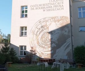 Mural można zobaczyć tylko od strony ulicy Sienkiewicza, na terenie zielonym I LO im. Bolesława Prusa w Siedlcach.