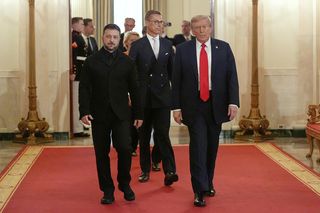 Tak Zełenski prezentuje się na salonach. Wszystkie stroje prezydenta Ukrainy