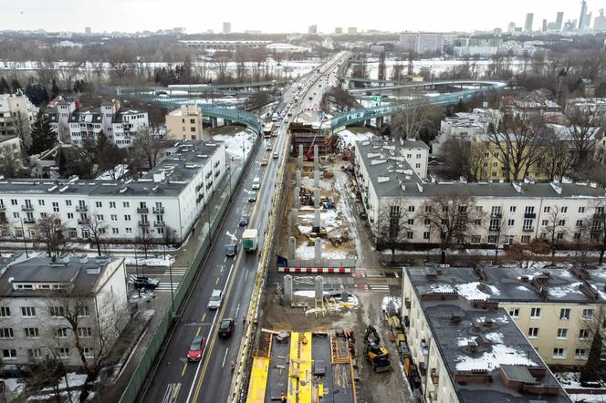 Budują wiadukty na trasie Łazienkowskiej mimo zimy. Kiedy będą gotowe? 