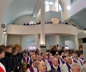 Pełne łez ostatnie pożegnanie duchownego z Kłobucka. Ukochanego proboszcza żegna tłum mieszkańców i wiernych