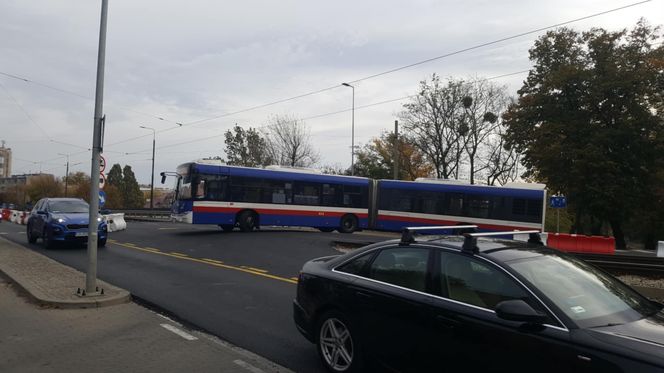 Autobusy (ledwo) przeciskają się przez torowisko przed mostem Bernardyńskim. Czy nie mogłyby zawracać na rondzie? 