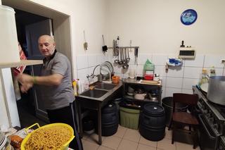 Ksiądz Bar buduje bar mleczny dla potrzebujących