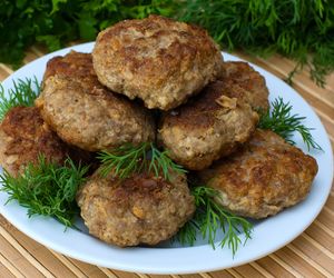 Kotlety mielone po mazursku, jakich jeszcze nie jadłam. Chrupiące na zewnątrz i soczyste w środku