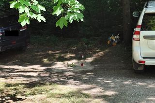 Znicze i kwiaty w miejscu, gdzie znaleziono Tadusza Dudę! Szokujący widok 