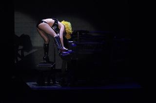 Lady GaGa koncertuje półnaga (ZDJĘCIA!)