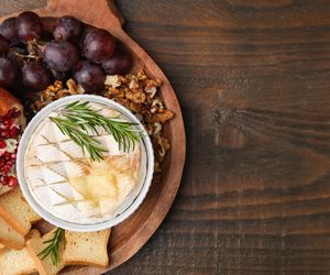 Zniknie, jak tylko postawisz go na stole. Aromatyczny, pieczony ser brie to hit