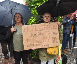 Tłum zwolenników aborcji protestował w centrum miasta. Manifestacja ruszyła pod kurię biskupią i siedzibę PiS