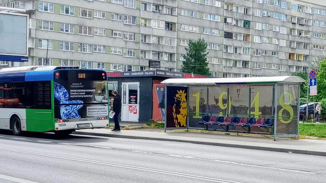 Przystanek autobusowy w barwach Pogoni Szczecin