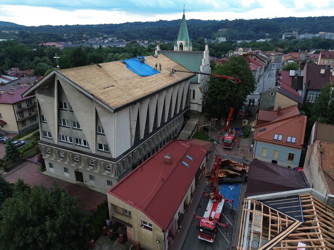 Burza zerwała dach kościoła w Brzesku! Chwile grozy podczas nabożeństwa