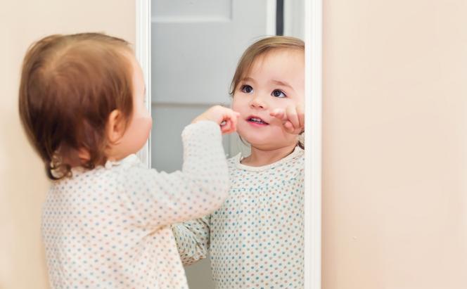 Kim jest ta osoba w lustrze? Rozwój samoświadomości u dziecka