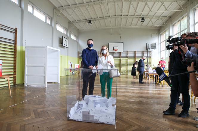 Rafał Trzaskowski głosuje z żoną w Rybniku
