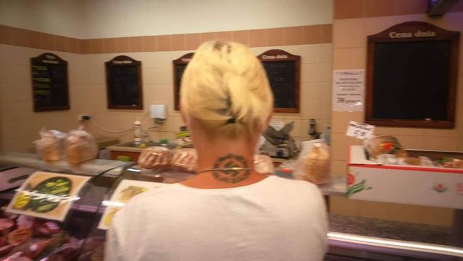 Matka publikowała zdjęcia dziecka z HITLEREM i SWASTYKĄ na FACEBOOKU
